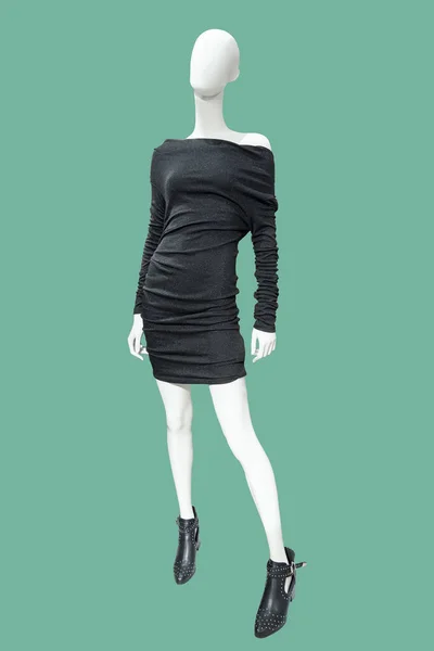 Ganzkörperlange Weibliche Schaufensterpuppe Trägt Schwarzes Kleid Isoliert Auf Grünem Hintergrund — Stockfoto