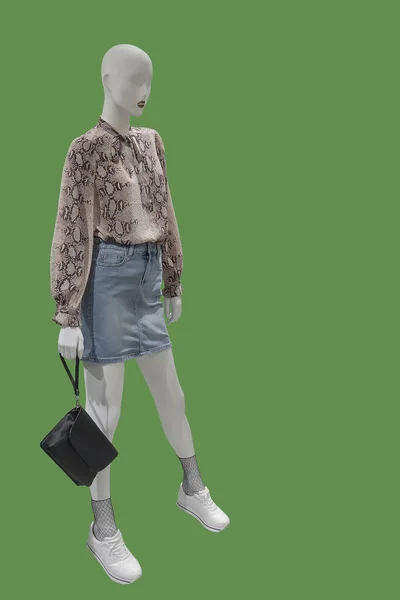 Повна Довжина Жіночого Маннекена Одягнена Повсякденний Одяг Ізольована Зеленому Тлі — стокове фото