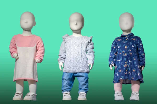 Drei Schaufensterpuppen Modischen Kinderkleidern Isoliert Auf Grünem Hintergrund Keine Markennamen — Stockfoto