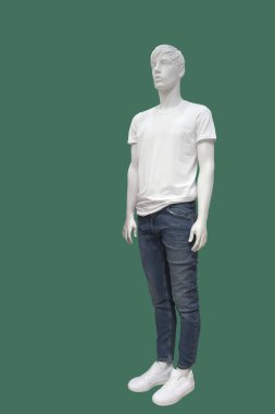 Yeşil arka planda izole edilmiş günlük kıyafetler giymiş uzun boylu erkek manken. Marka isimleri veya telif hakkı nesneleri yok.
