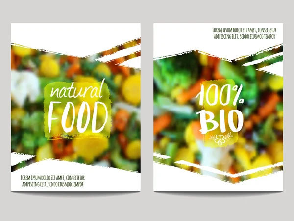 Šablona návrhu vektorové brožury s rozmazaným pozadím se zeleninou a ekoznačkami. Zdravé čerstvé jídlo, vegetariánský a ekologický koncept. Lze použít pro prezentaci, web, leták, časopis, obal, plakát. — Stockový vektor