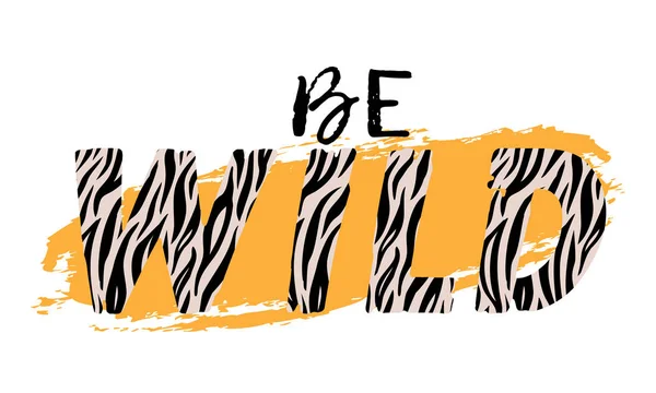 Ilustración vectorial con el eslogan Be Wild con piel de cebra. Diseño de camisetas, gráficos tipográficos para impresión de moda o póster . — Archivo Imágenes Vectoriales