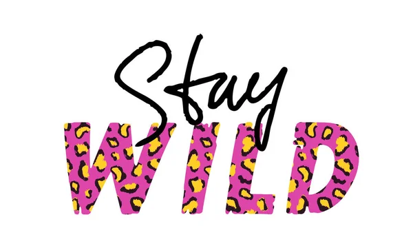 Ilustración vectorial con eslogan Stay Wild con piel de leopardo. Diseño de camisetas, gráficos tipográficos para impresión de moda o póster . — Archivo Imágenes Vectoriales