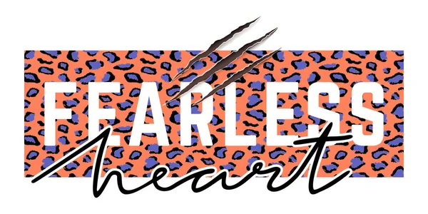 Ilustração vetorial com slogan de coração destemido com pele de leopardo e arranhões de garra de animal. T-shirt design, tipografia gráfica para impressão de moda ou cartaz . — Vetor de Stock