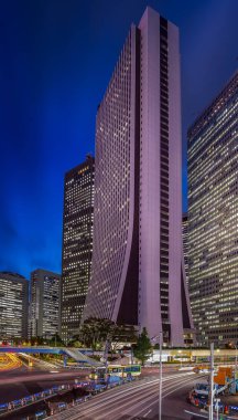 Tokyo şehrinin modern mimarisinin düşük açılı görüntüsü 