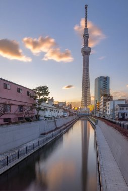 Gün batımında gözlem kulesinin görüntüsü