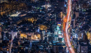 Tokyo şehrinin gece vakti modern mimarisi ve seyahat konsepti. 