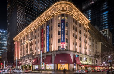 Tokyo sokaklarında gece vakti modern mimari ile yürümek, seyahat kavramı 