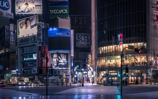 Tokyo sokaklarında gece vakti modern mimari ile yürümek, seyahat kavramı 