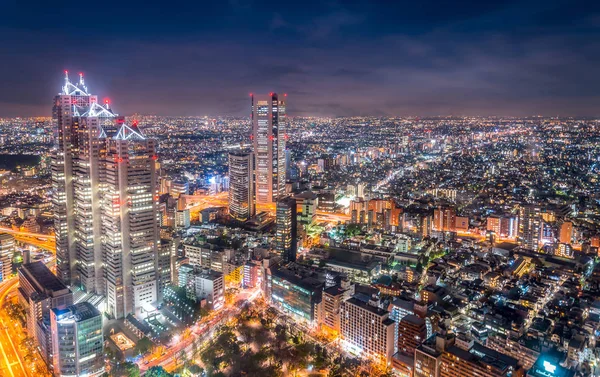 Tokyo şehrinin gece vakti modern mimarisi ve seyahat konsepti. 