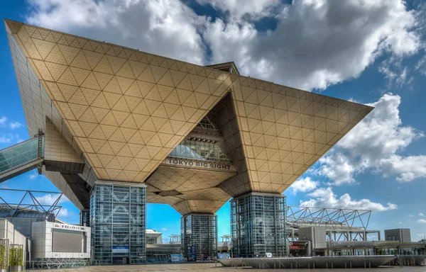 Bulutlu gökyüzü arka planında Tokyo modern mimarisi
