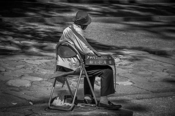 Monocromático Tiro Velho Sentado Rua Com Caixa — Fotografia de Stock