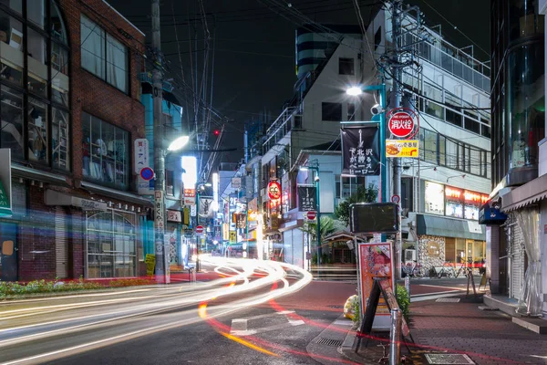 Tokyo sokaklarında gece vakti modern mimari ile yürümek, seyahat kavramı 