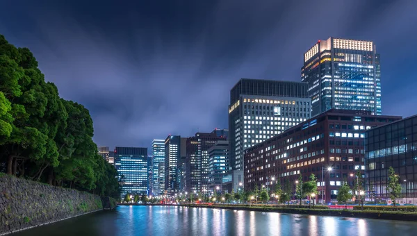 Tokyo sokaklarında gece vakti modern mimari ile yürümek, seyahat kavramı 