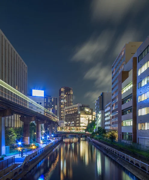 Tokyo sokaklarında gece vakti modern mimari ile yürümek, seyahat kavramı 