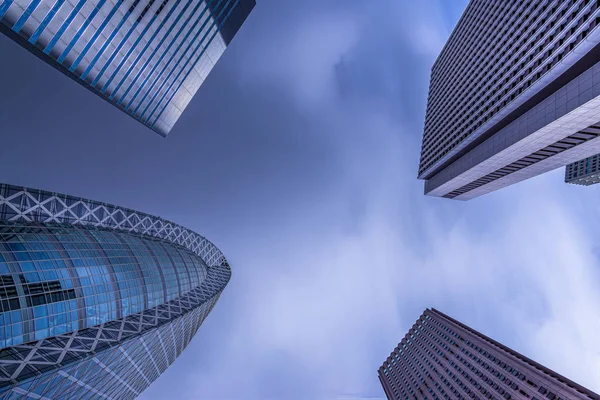 Tokyo şehrinin modern mimarisinin düşük açılı görüntüsü 