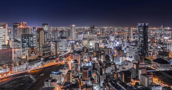 Tokyo şehrinin gece vakti modern mimarisi ve seyahat konsepti. 