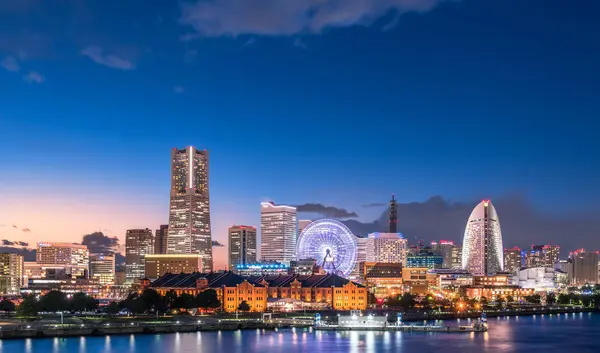 Tokyo şehrinin gece vakti modern mimarisi, seyahat konsepti 