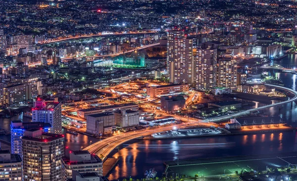 Tokyo şehrinin gece vakti modern mimarisi ve seyahat konsepti. 