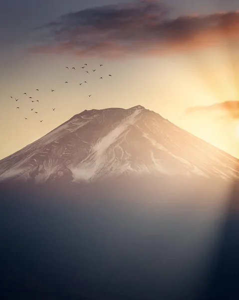 Gün batımında Fuji Dağı manzarası