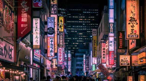 Tokyo sokaklarında gece vakti modern mimari ile yürümek, seyahat kavramı 