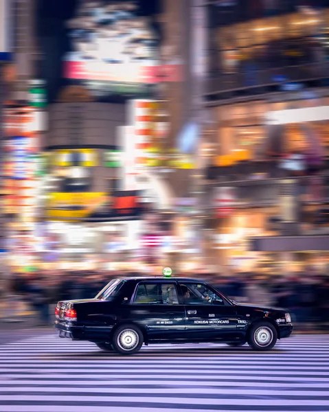 Shibuya, Tokyo 'dan geçen taksiyle bulanık şehir.
