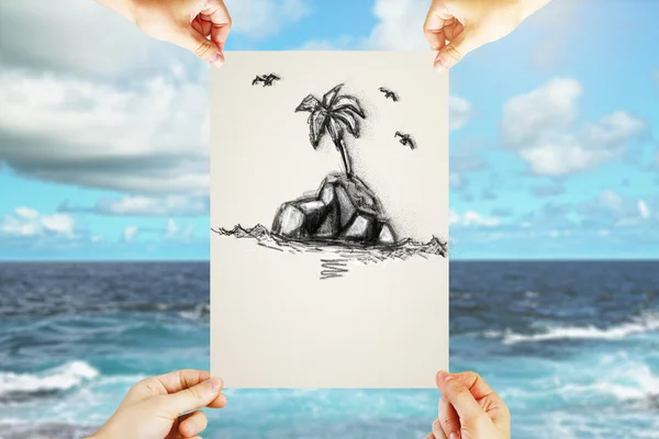 Vier handen die papier blad met creatieve potlood tekening van eiland op blauwe zee en hemel achtergrond. Travel concept — Stockfoto