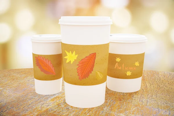 Gros plan de prendre des tasses à café avec croquis créatif feuilles jaunes. Concept d'automne. Rendu 3D — Photo