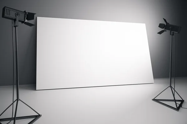 プロの照明が付いている空白の白い看板 — ストック写真