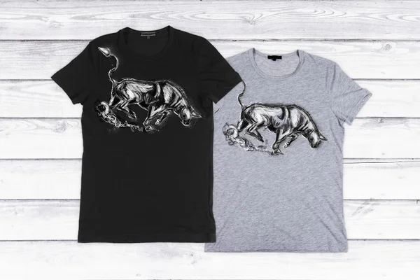 T-shirts com estampa de touro — Fotografia de Stock
