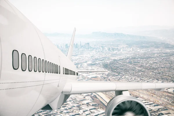 Avião no fundo da cidade — Fotografia de Stock