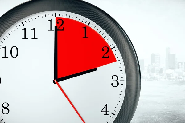 Primer plano del reloj con cuarto rojo en el fondo de la ciudad. Concepto de fecha límite. Renderizado 3D — Foto de Stock