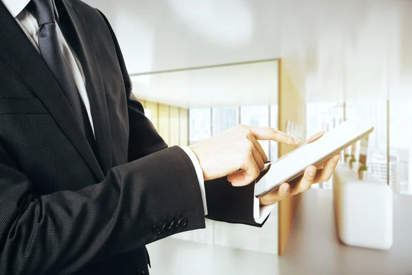 Geschäftsmann mit Tablet — Stockfoto