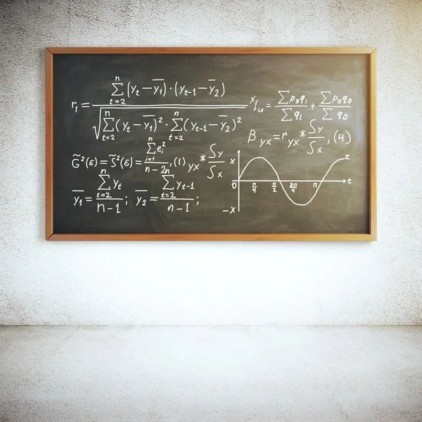 Tablica z formułami matematycznymi w betonowej sali. Koncepcja edukacyjna. Renderowanie 3D — Zdjęcie stockowe