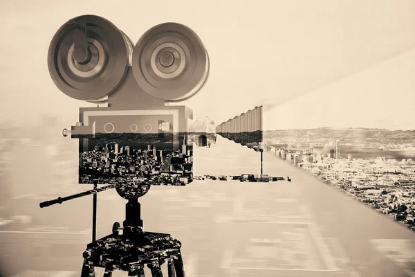 Retro filmcamera op abstracte stad achtergrond. Dubbele blootstelling. Bioscoop concept. Vintage filter — Stockfoto