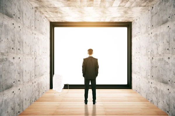 Vista trasera de hombre de negocios en interior de hormigón mirando por la ventana sin vista. Concepto de investigación. Renderizado 3D —  Fotos de Stock