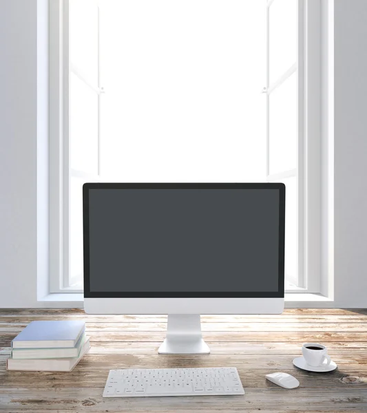 Primer plano de la pantalla del ordenador en blanco colocado en el alféizar de la ventana de madera con la taza de café, teclado, ratón y libros. Concepto educativo. Maquillaje, renderizado 3D — Foto de Stock