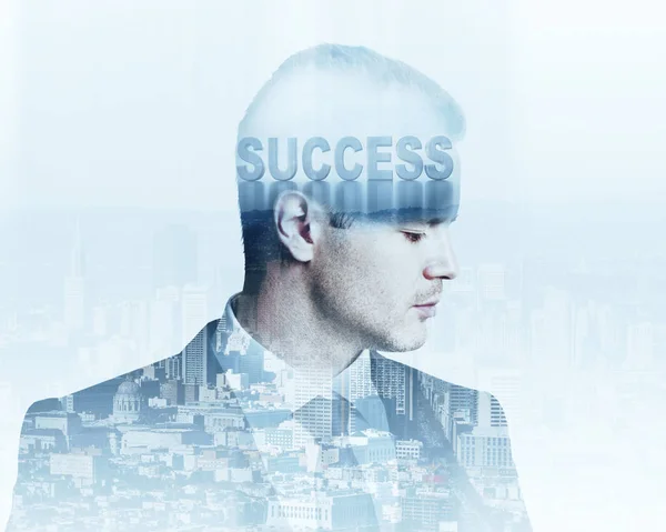 Seitenporträt eines nachdenklichen jungen Mannes vor städtischem Hintergrund. Erfolgskonzept. Doppelbelastung — Stockfoto