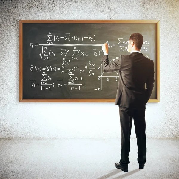 Uomo che scrive formule matematiche — Foto Stock