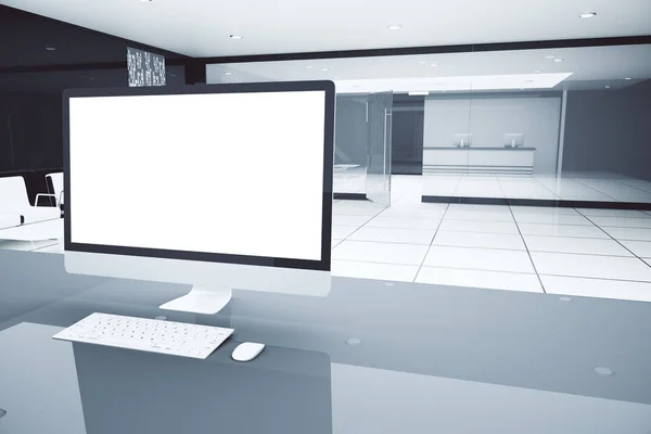 Белый компьютер на стойке регистрации — стоковое фото