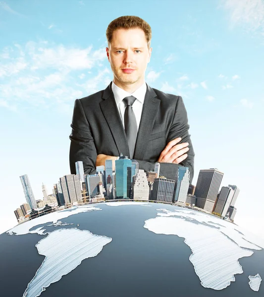 Mann steht hinter Globus mit Stadt — Stockfoto