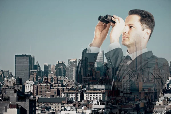 Mann mit Fernglas, um in die Ferne auf Stadthintergrund zu schauen. Forschungskonzept. Doppelbelastung — Stockfoto