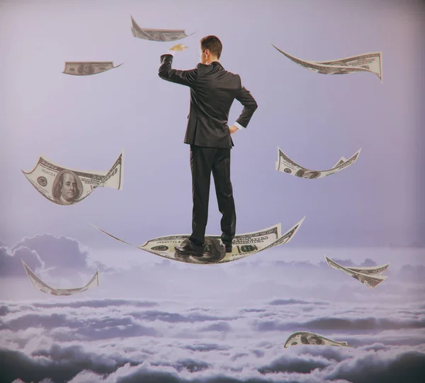 Empresário olhando para a distância na nota de dólar voadora abstrata no céu nublado. Conceito de investigação — Fotografia de Stock