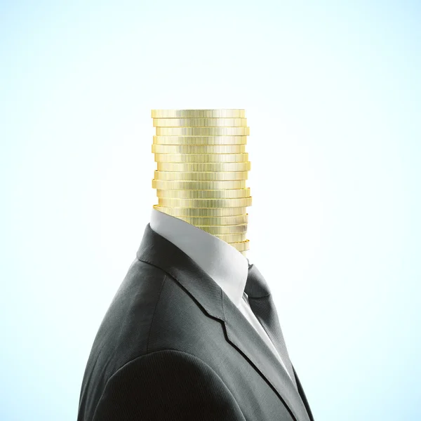 Goldmünzköpfiger Geschäftsmann im Anzug auf blauem Hintergrund. Wohlstandskonzept — Stockfoto