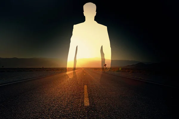 道路の上を歩くビジネスマンのシルエット。二重露光。将来の概念 — ストック写真