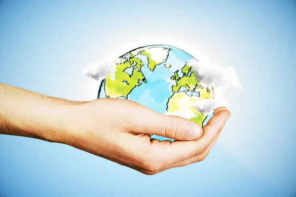 Ręka trzyma creative rysowane globu ziemskiego z chmury na niebieskim tle. Koncepcja Eco — Zdjęcie stockowe