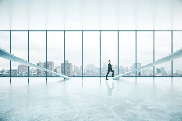 Empresário caminhando em interior de concreto espaçoso com escadas e vista para a cidade. Conceito de sucesso. Renderização 3D — Fotografia de Stock