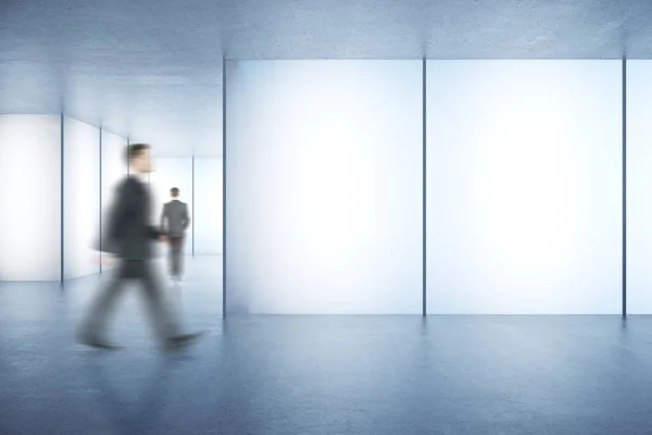 Empresarios en la habitación con carteles — Foto de Stock