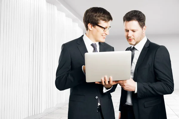 Homens de negócios usando laptop — Fotografia de Stock