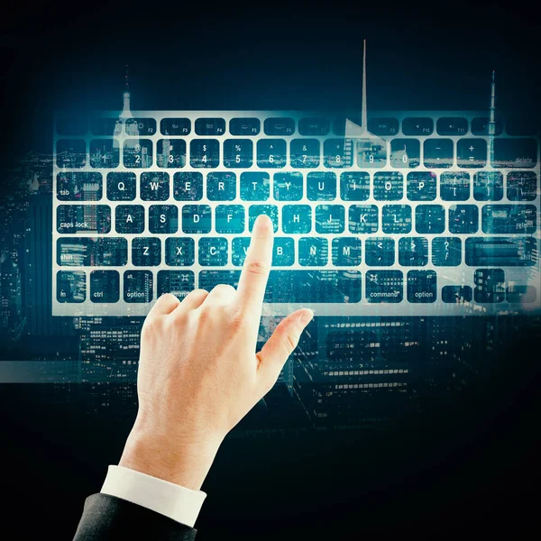 Mano con teclado sobre fondo de ciudad — Foto de Stock